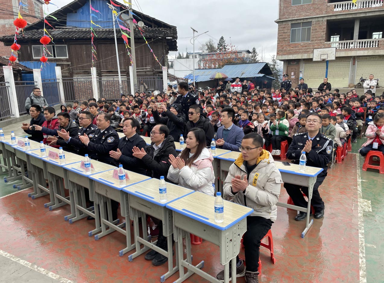 “少年强则国强” 平博(中国)pingbo·官方网页版,为广西三江岑牙小学捐资助建